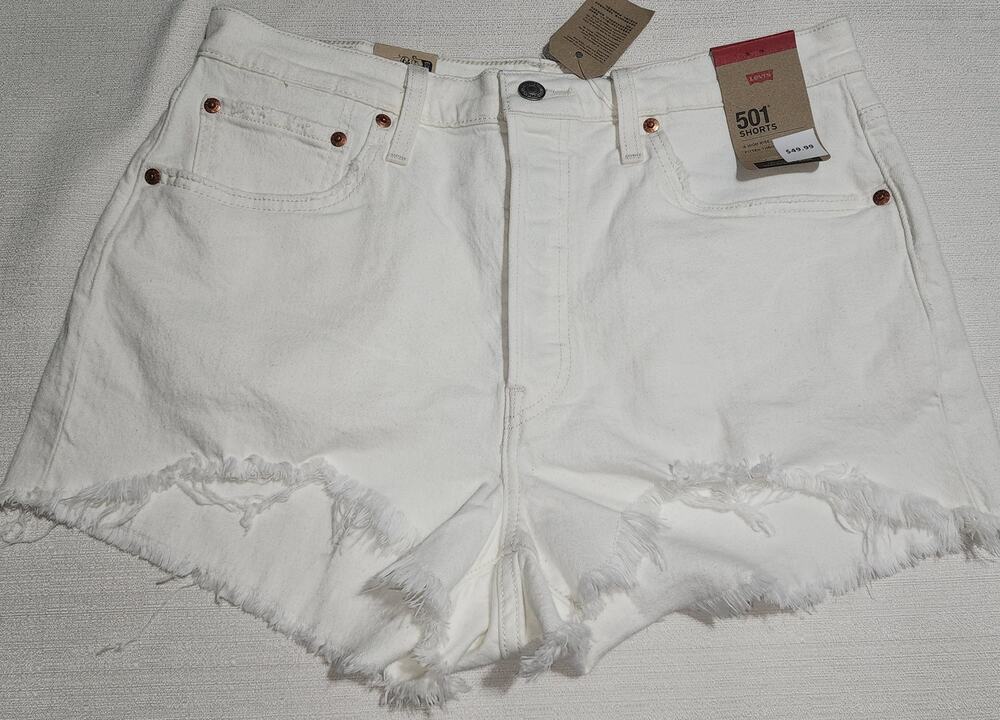 Levi's 501 shorts original 32waists a high rise fitted through the hip